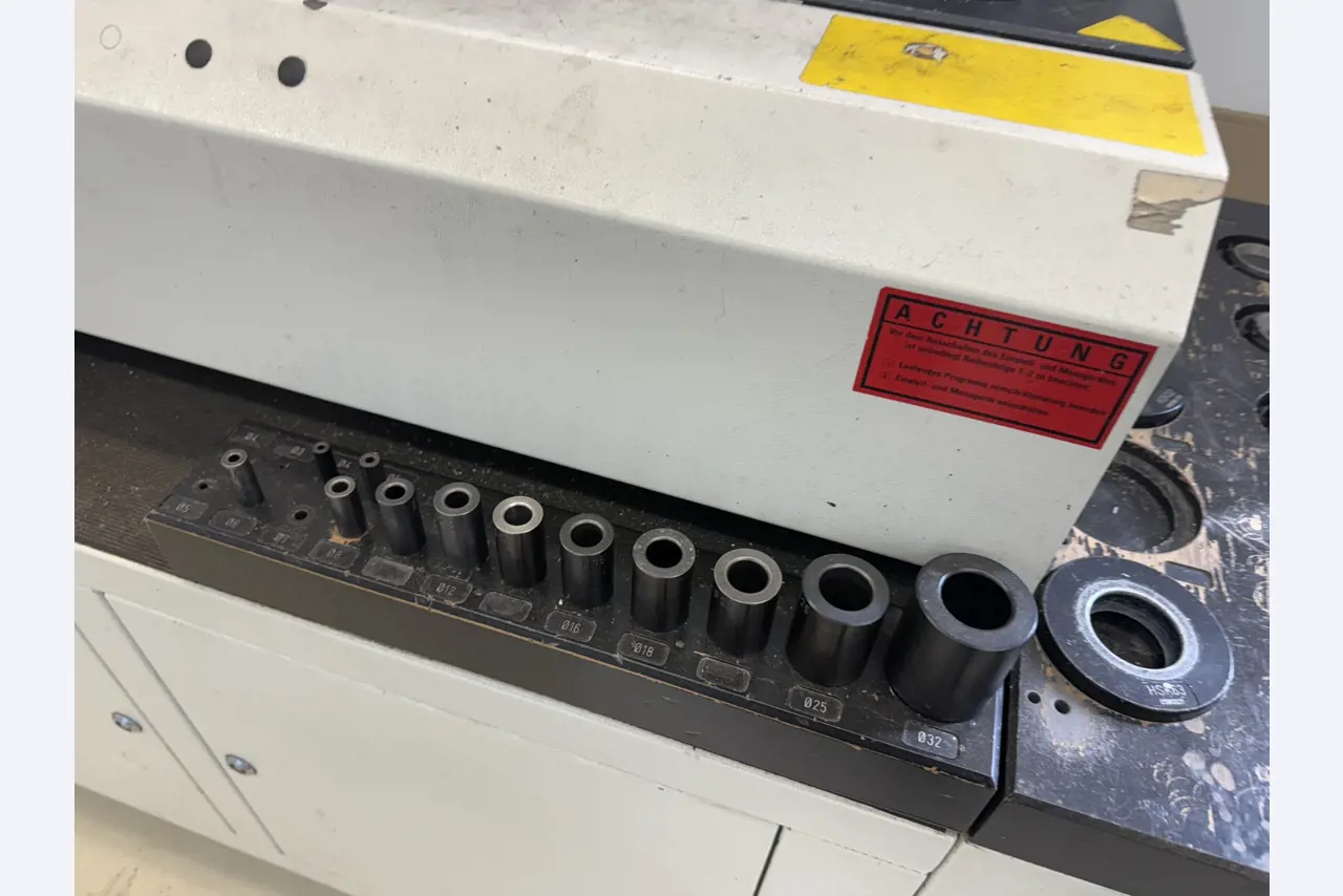 Closure of a toolmaker-12