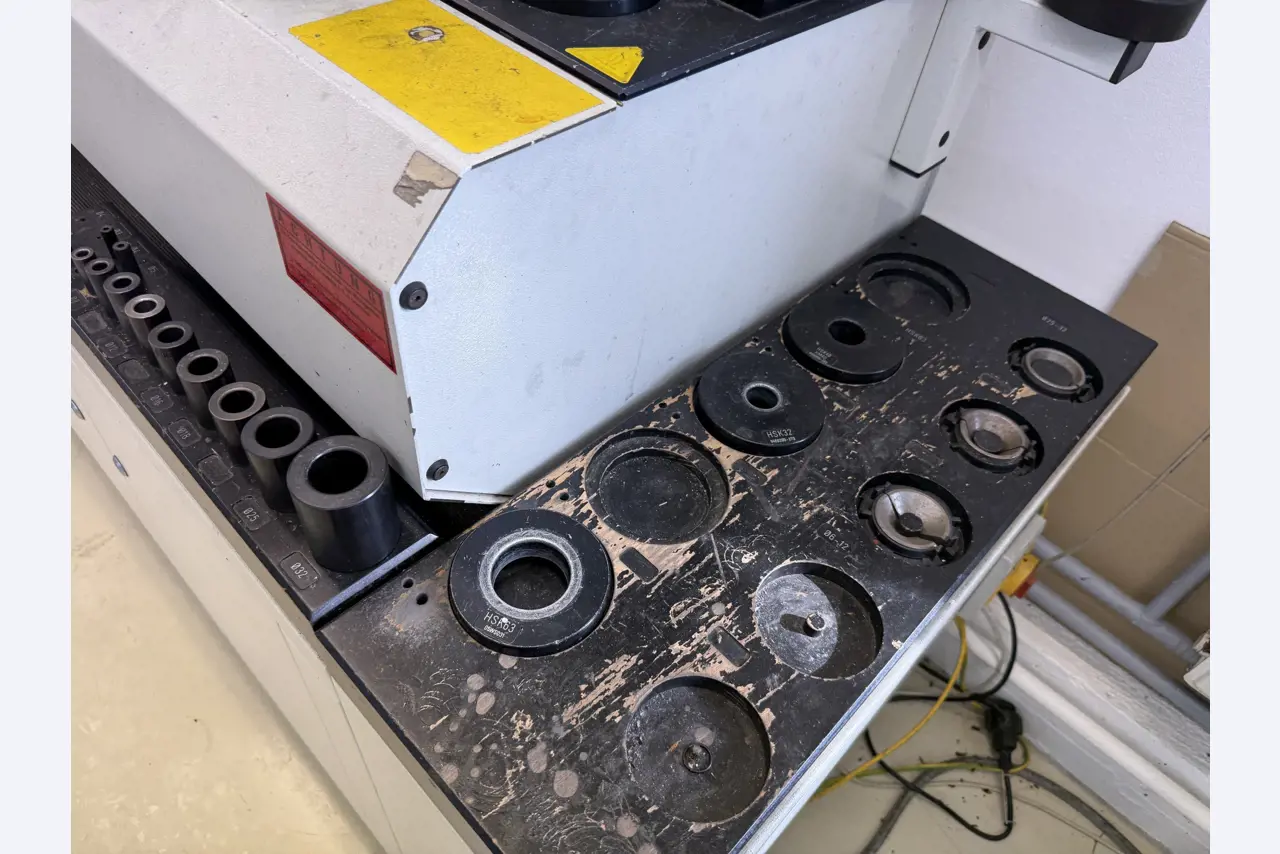 Closure of a toolmaker-13