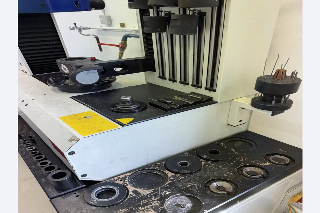 Closure of a toolmaker-14