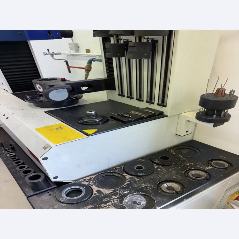 Closure of a toolmaker-14