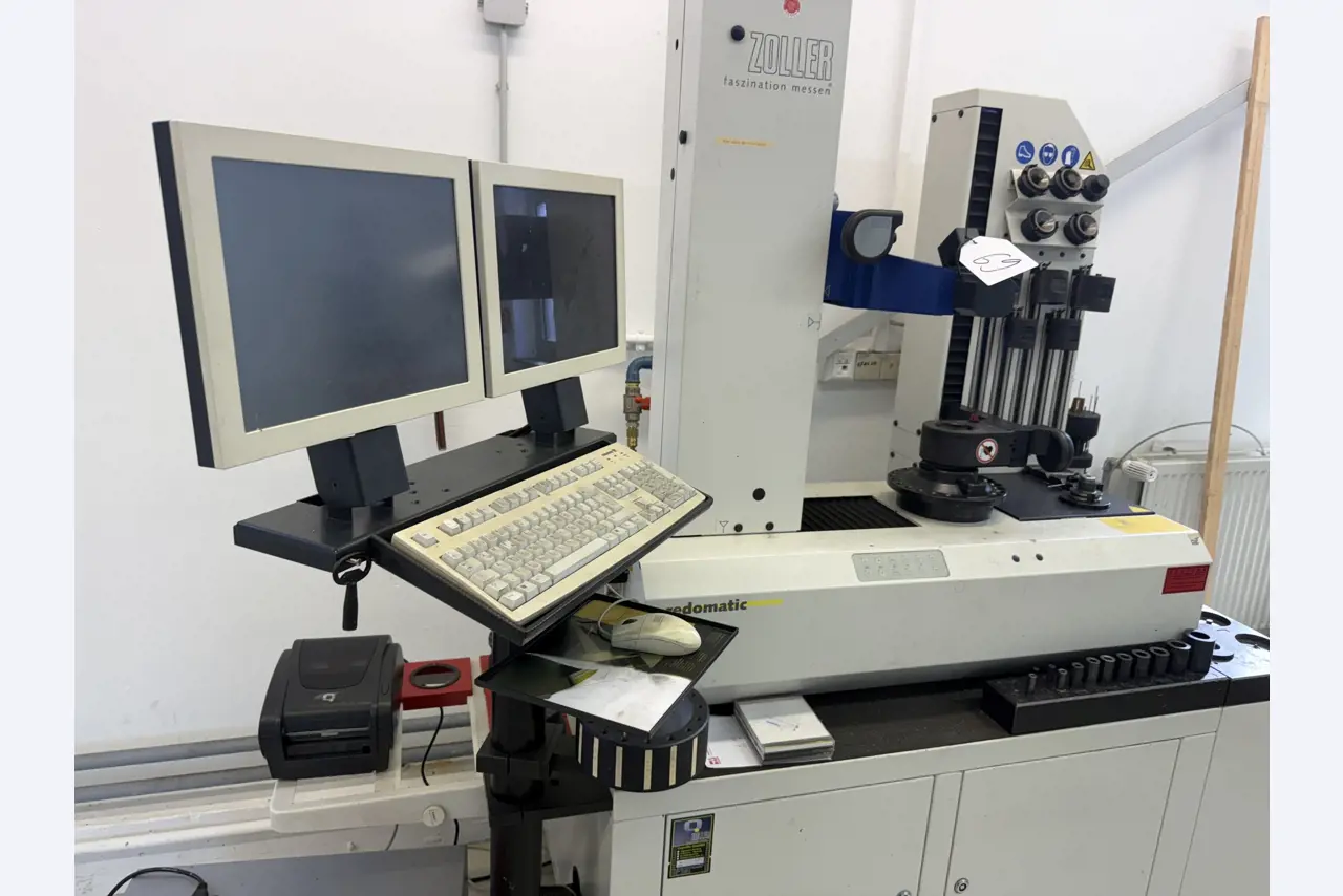 Closure of a toolmaker-15