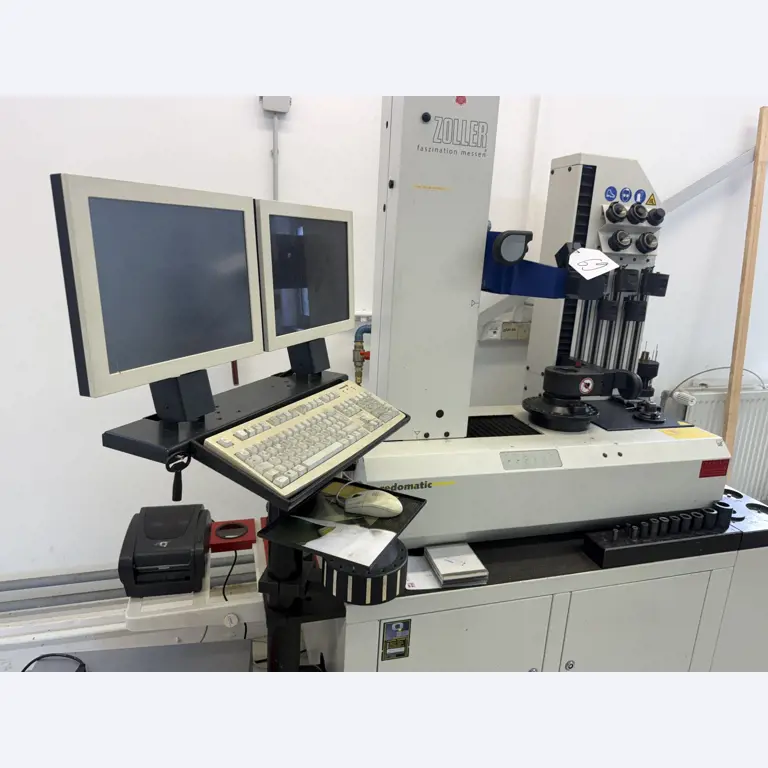 Closure of a toolmaker-15