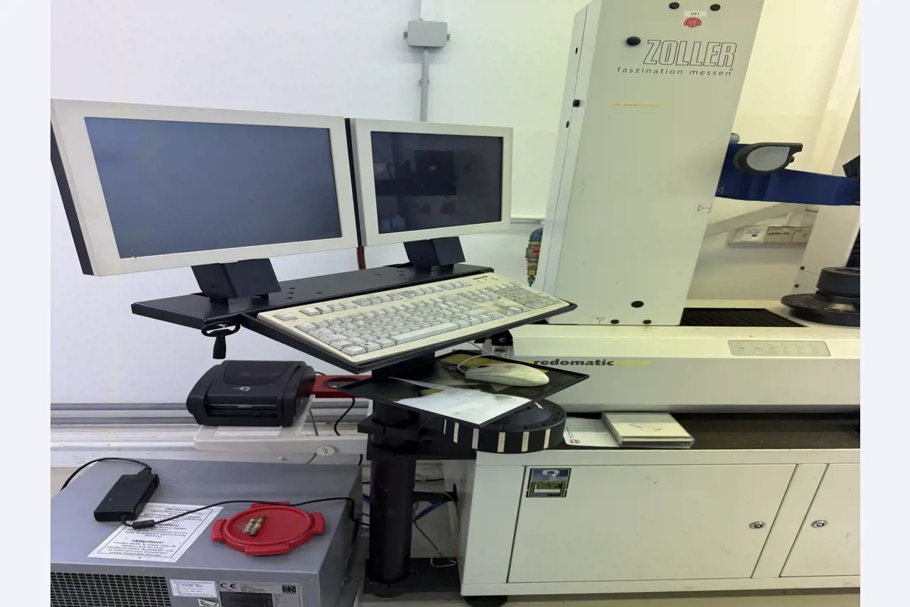 Closure of a toolmaker-16