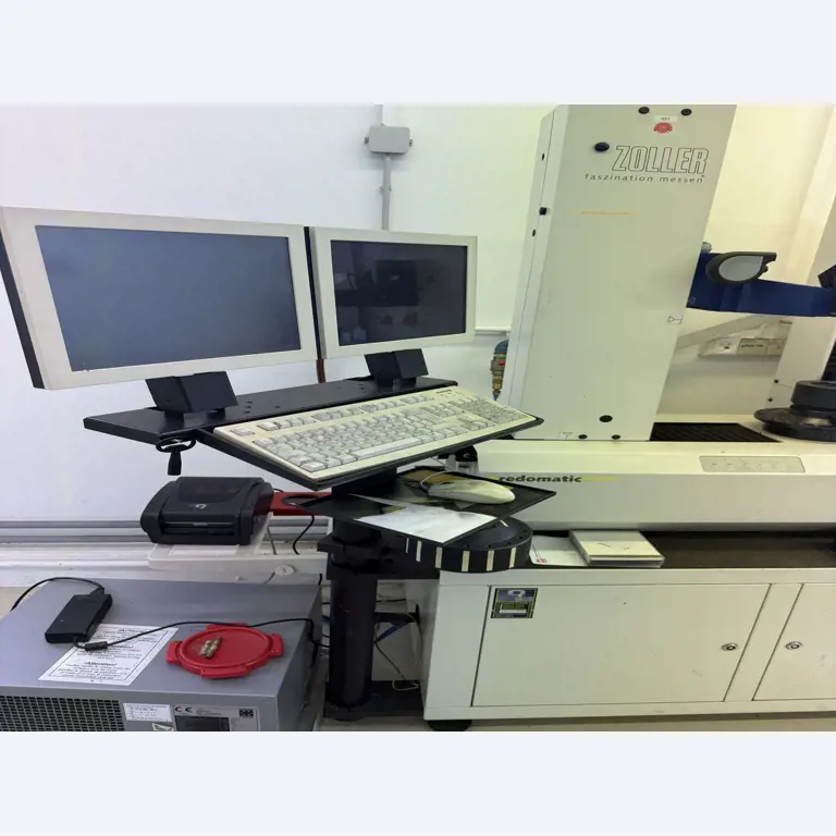 Closure of a toolmaker-16