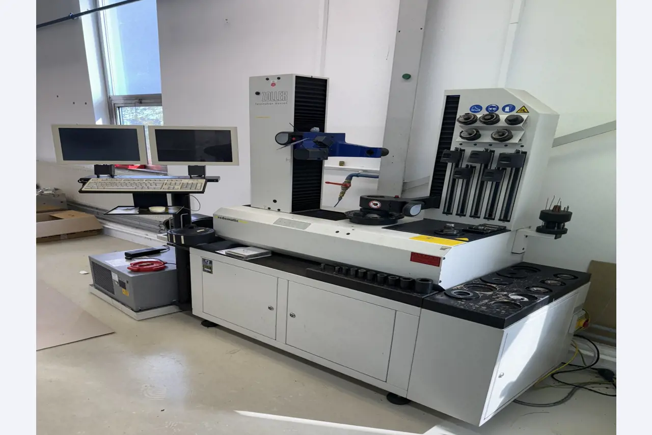 Closure of a toolmaker-1