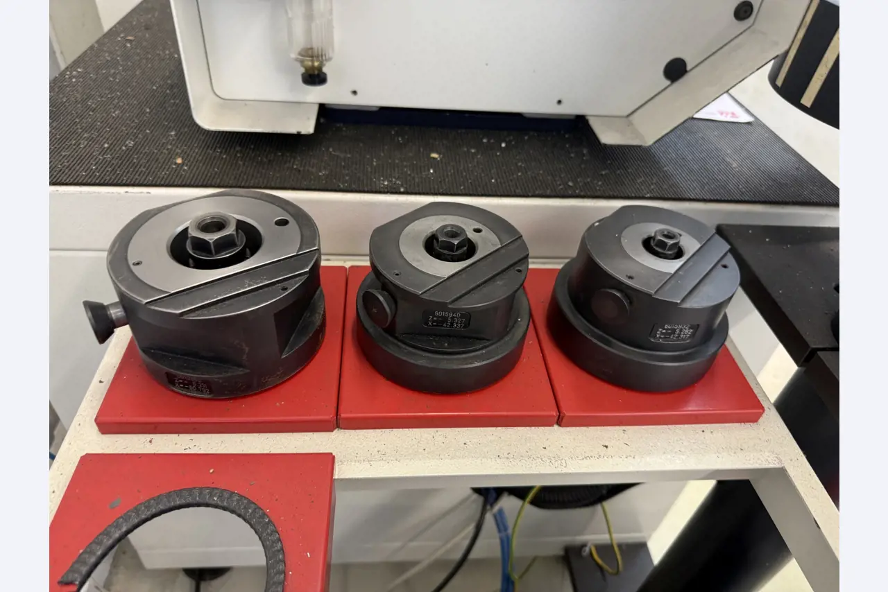 Closure of a toolmaker-20