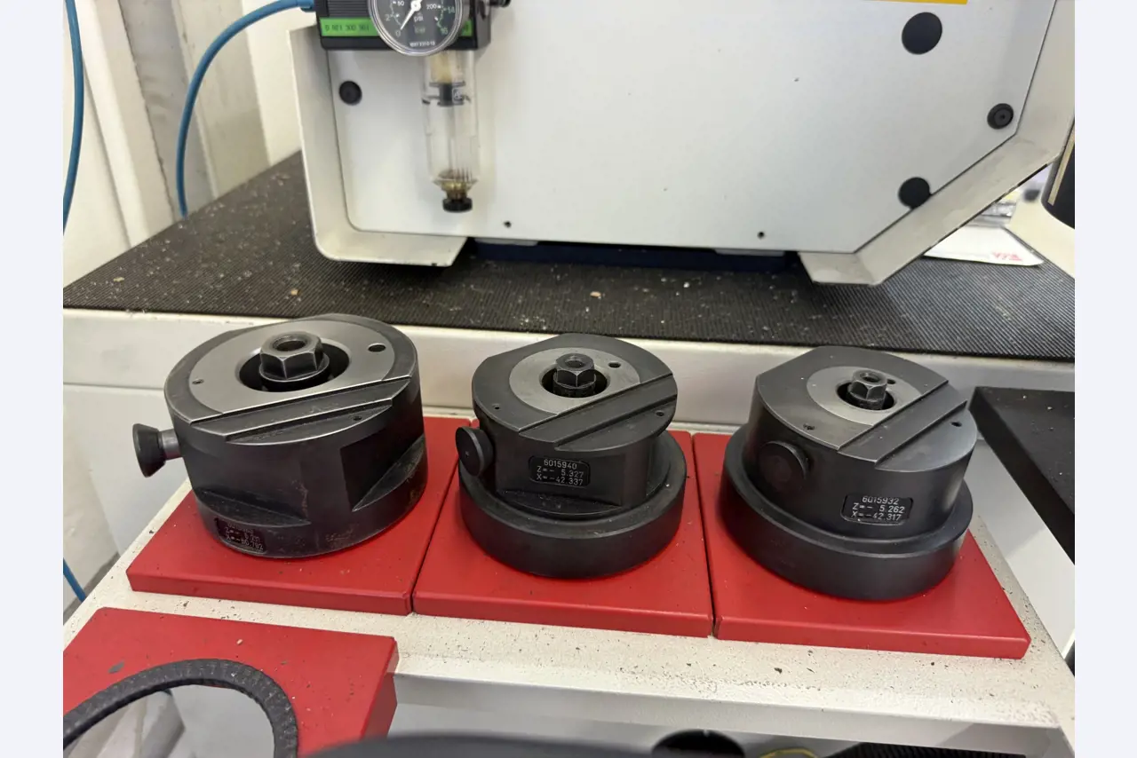 Closure of a toolmaker-21