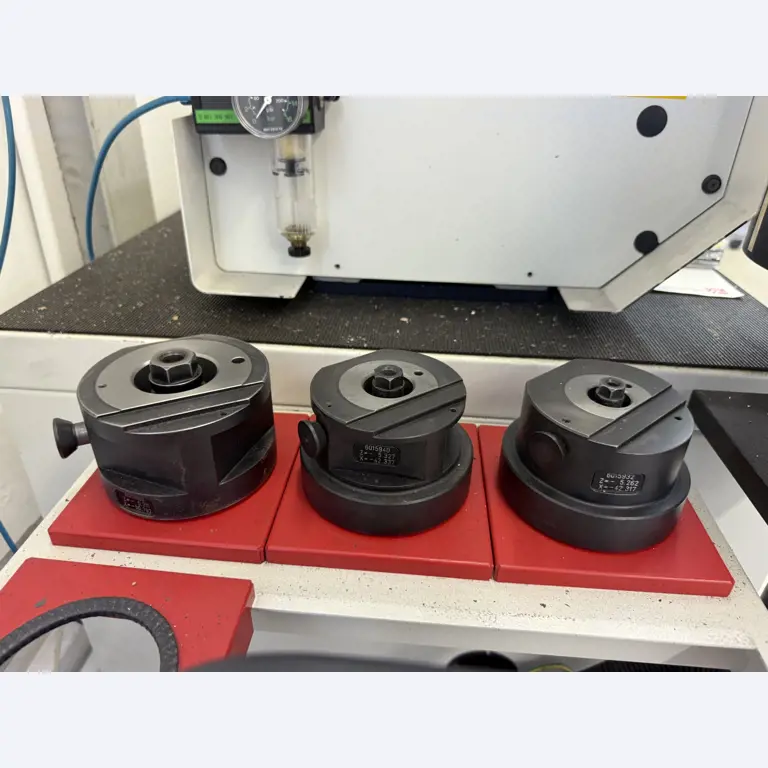 Closure of a toolmaker-21