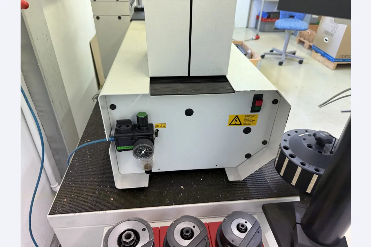 Closure of a toolmaker-22