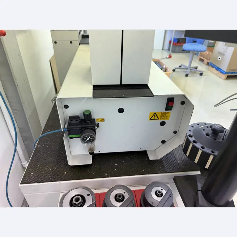 Closure of a toolmaker-22