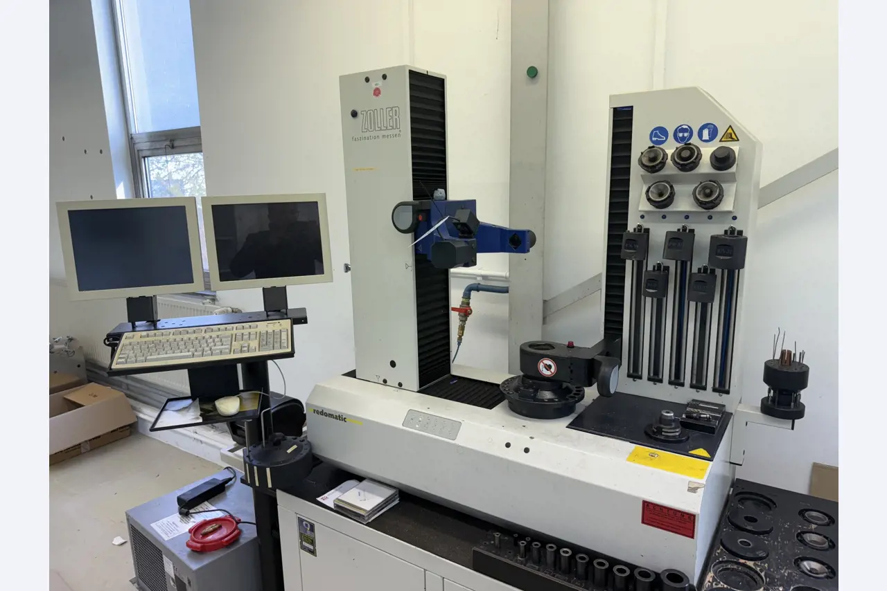 Closure of a toolmaker-2