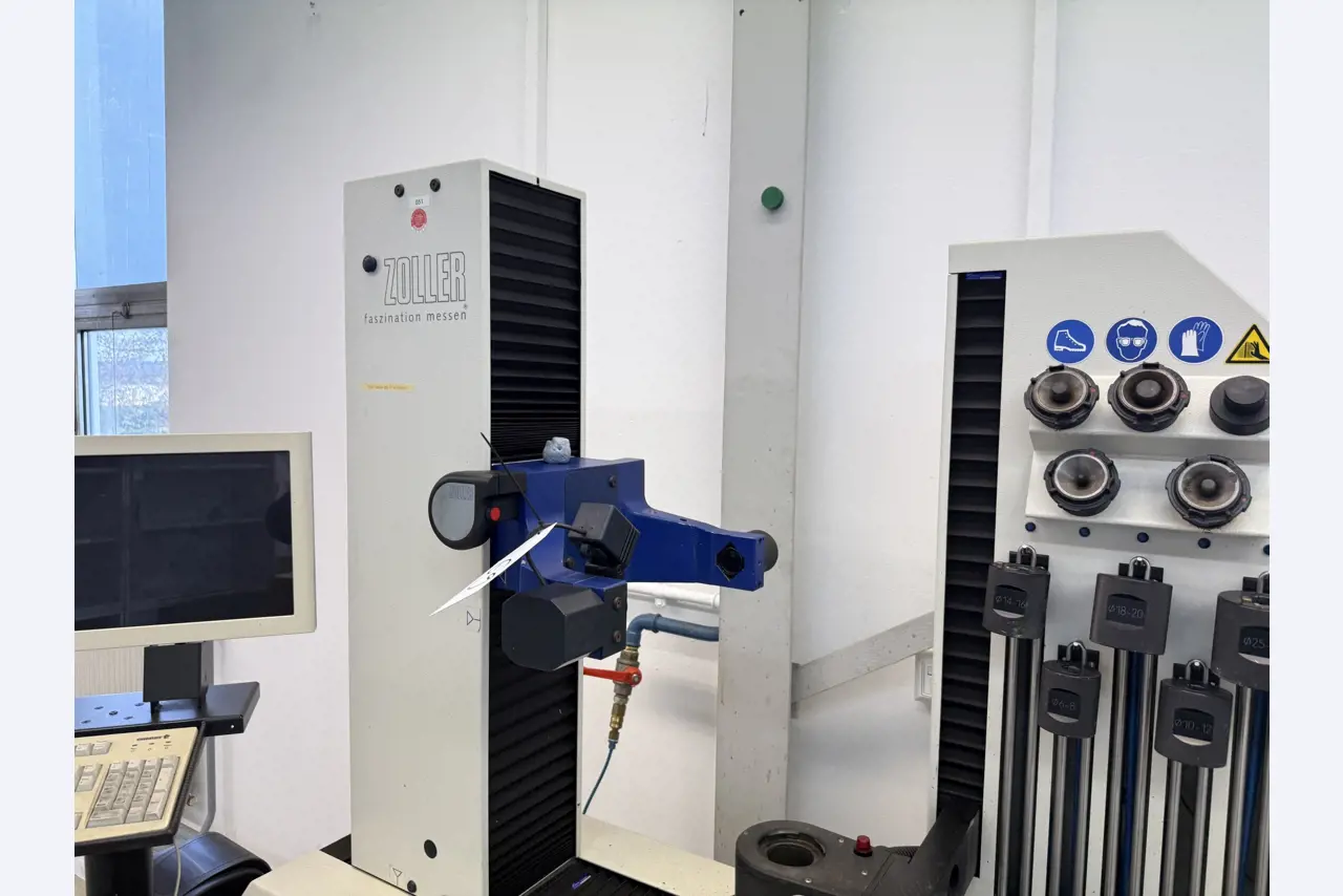 Closure of a toolmaker-3