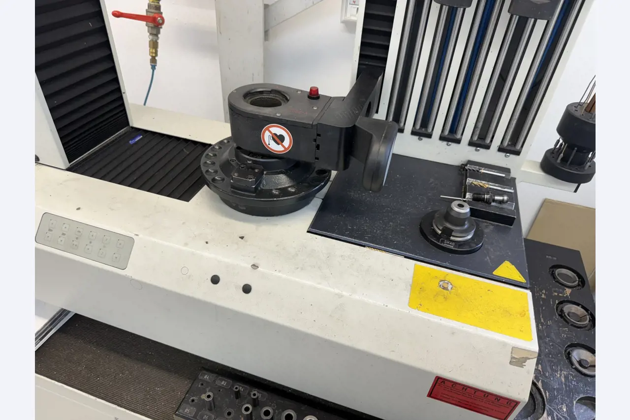 Closure of a toolmaker-6