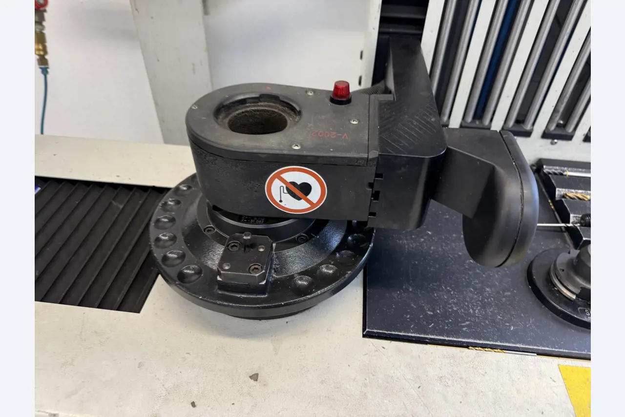 Closure of a toolmaker-7