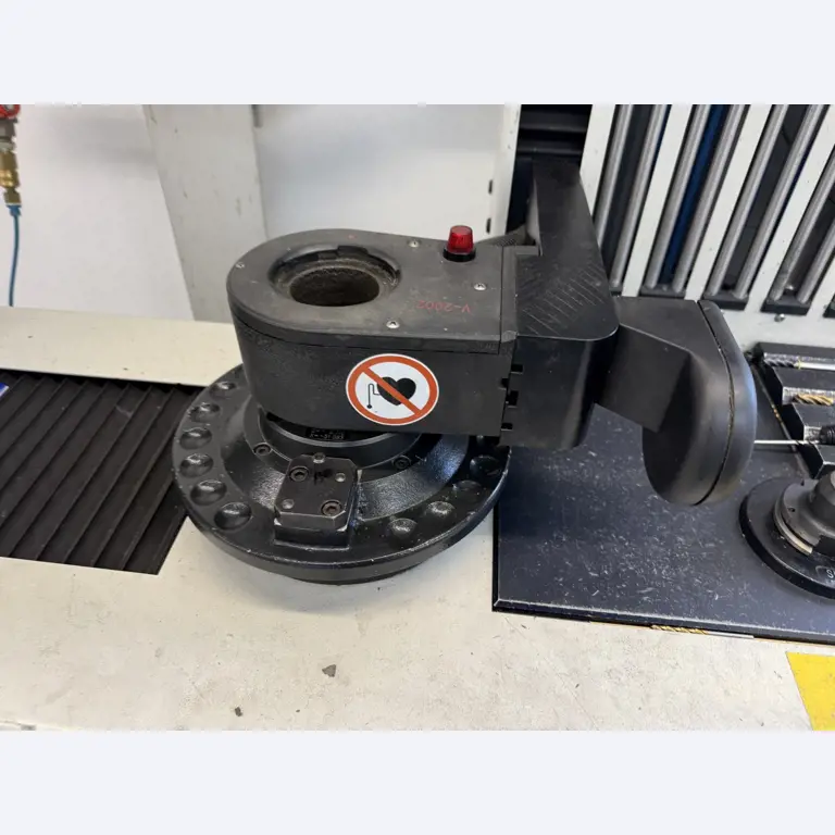 Closure of a toolmaker-7