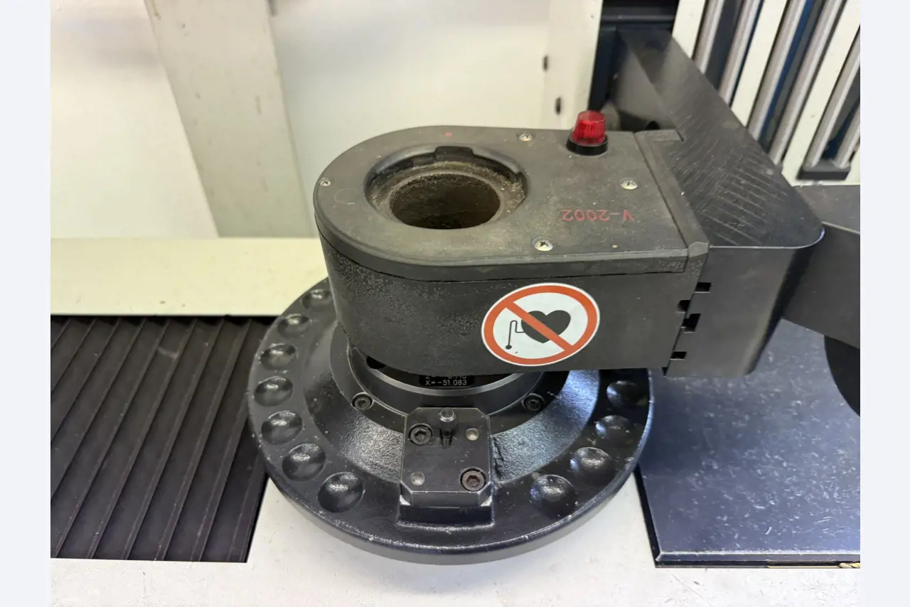 Closure of a toolmaker-8