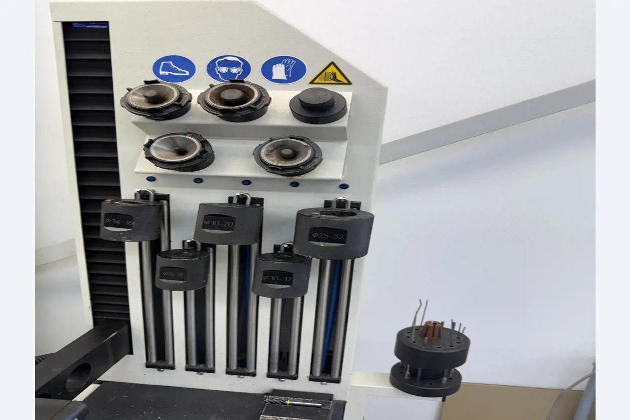 Closure of a toolmaker-9