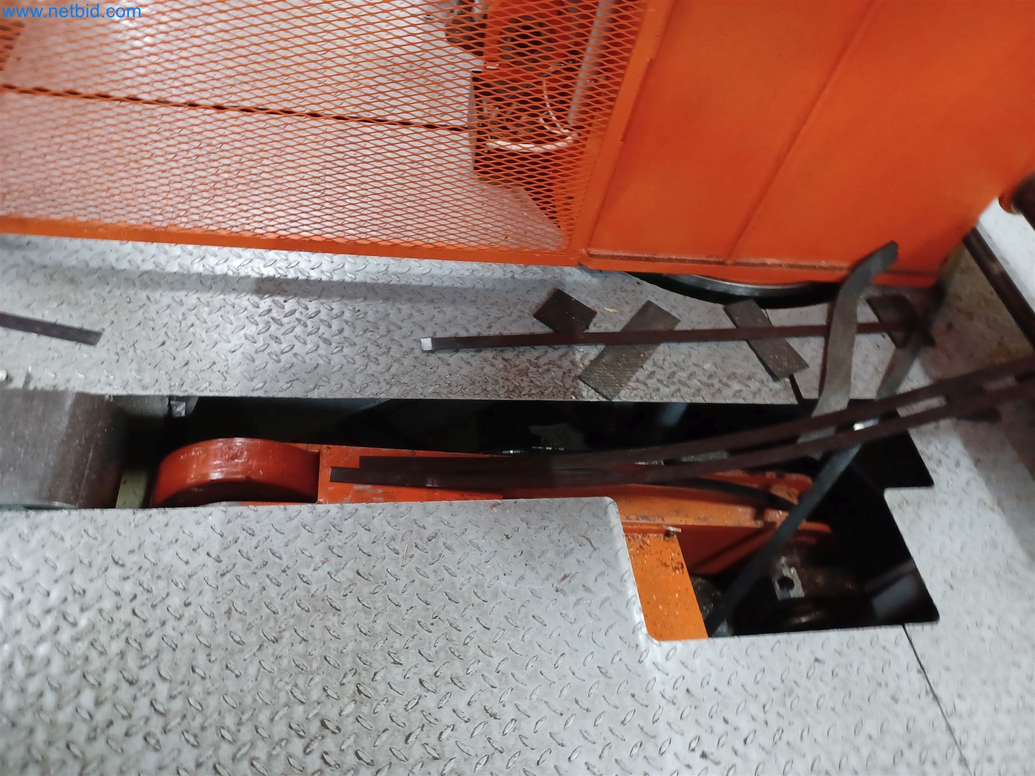 Maszyny do produkcji części tłoczonych dla przemysłu motoryzacyjnego, między innymi-12