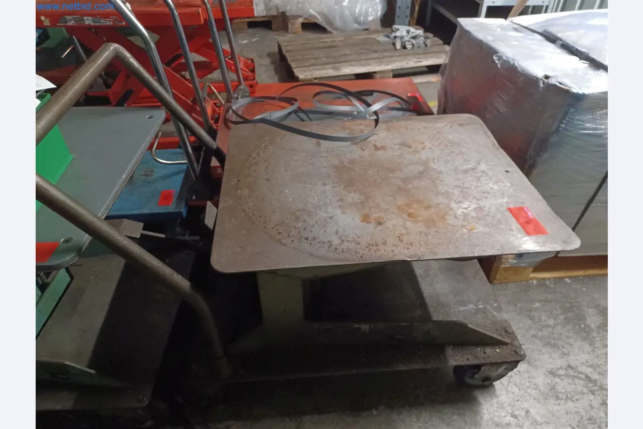 Stroje na výrobu lisovaných dílů mimo jiné pro automobilový průmysl.-1