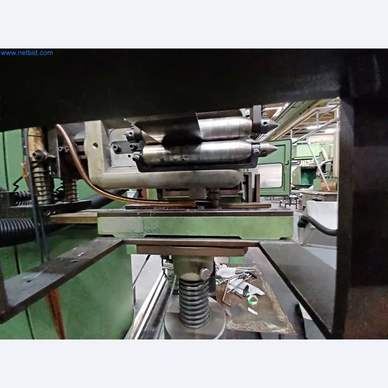 Maszyny do produkcji części tłoczonych dla przemysłu motoryzacyjnego, między innymi-11