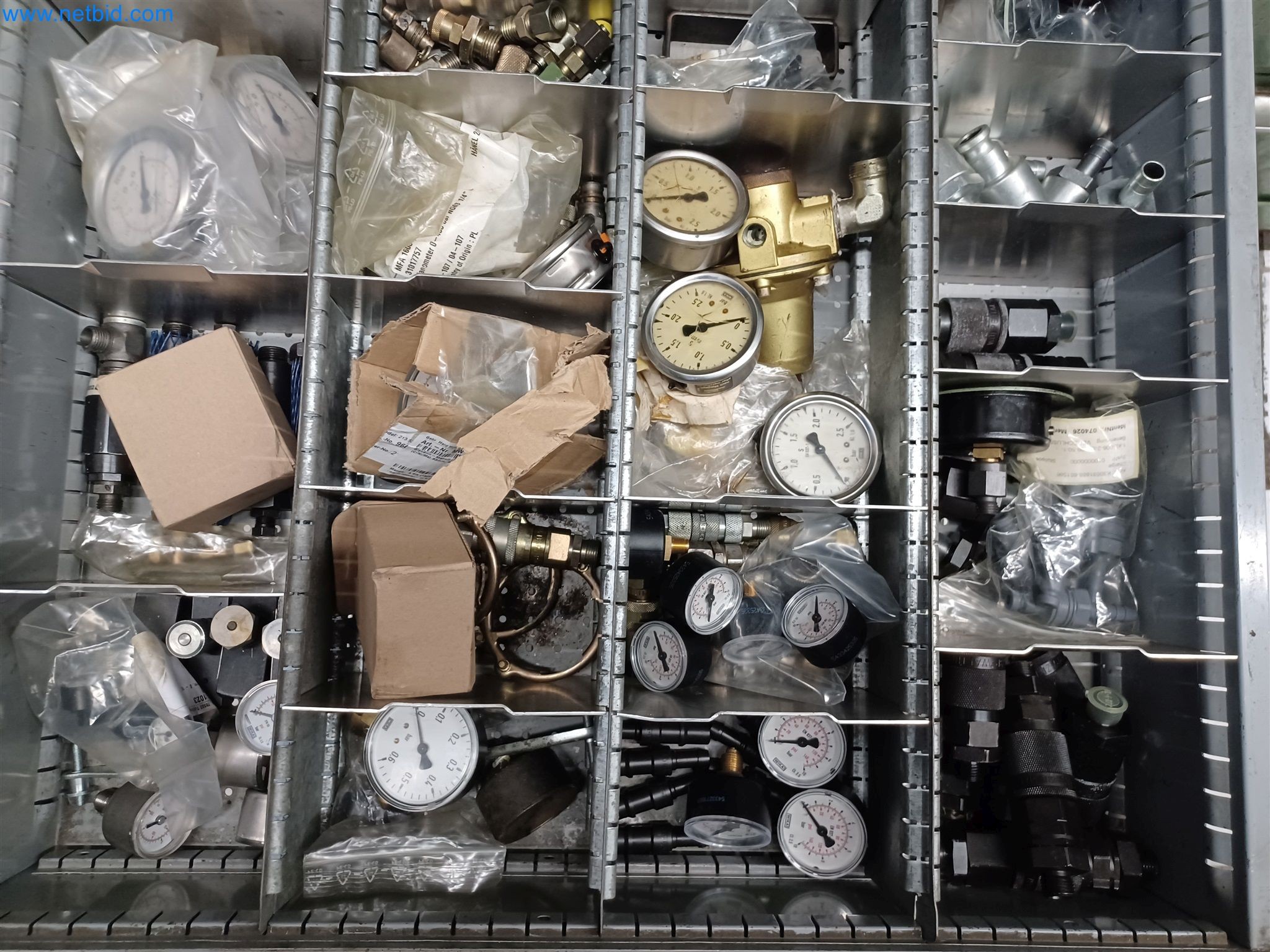 Maszyny do produkcji części tłoczonych dla przemysłu motoryzacyjnego, między innymi-22