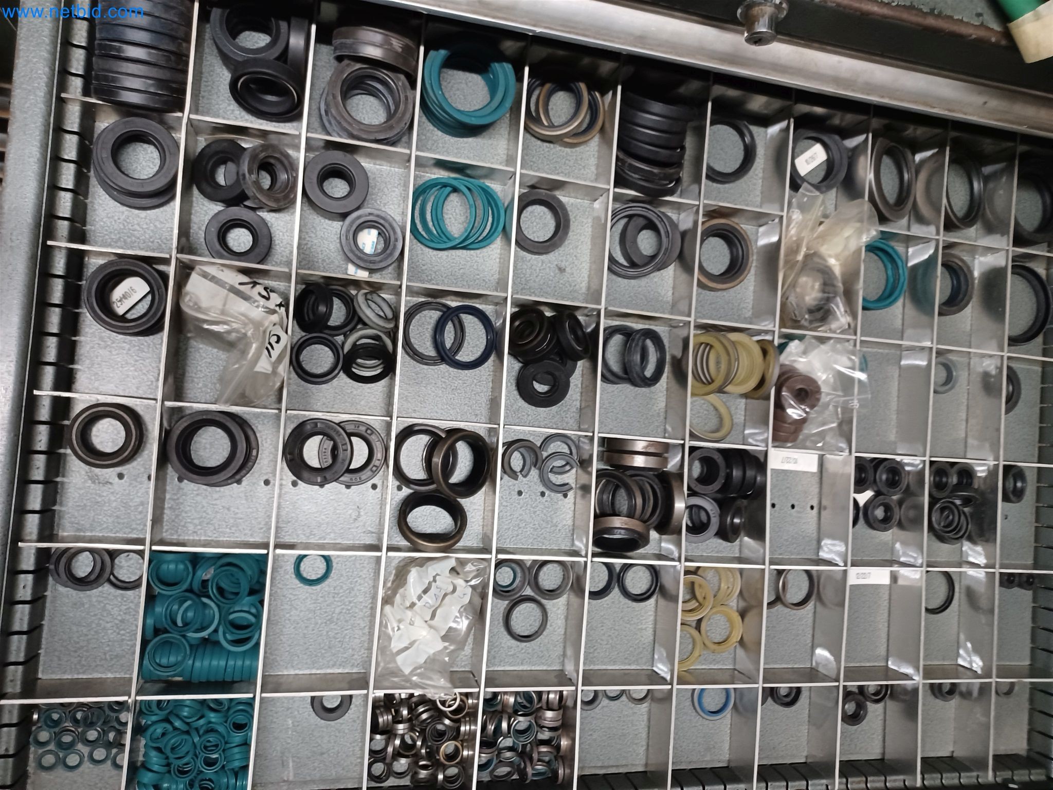 Maszyny do produkcji części tłoczonych dla przemysłu motoryzacyjnego, między innymi-84