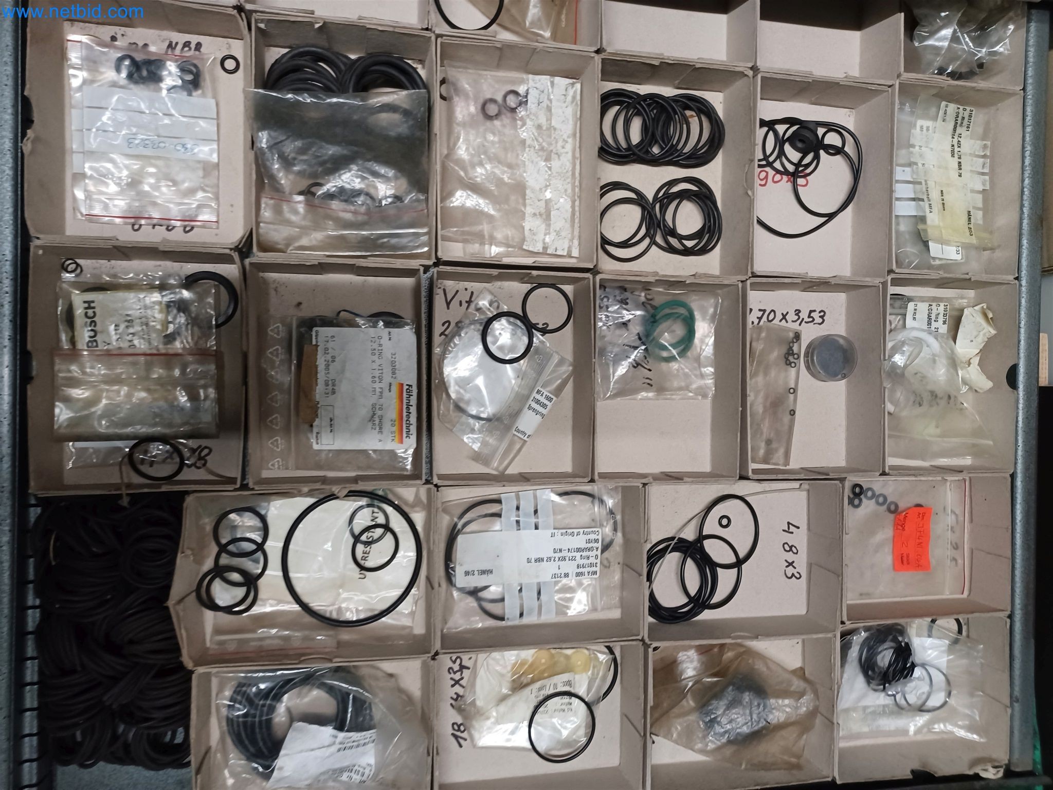 Maszyny do produkcji części tłoczonych dla przemysłu motoryzacyjnego, między innymi-90