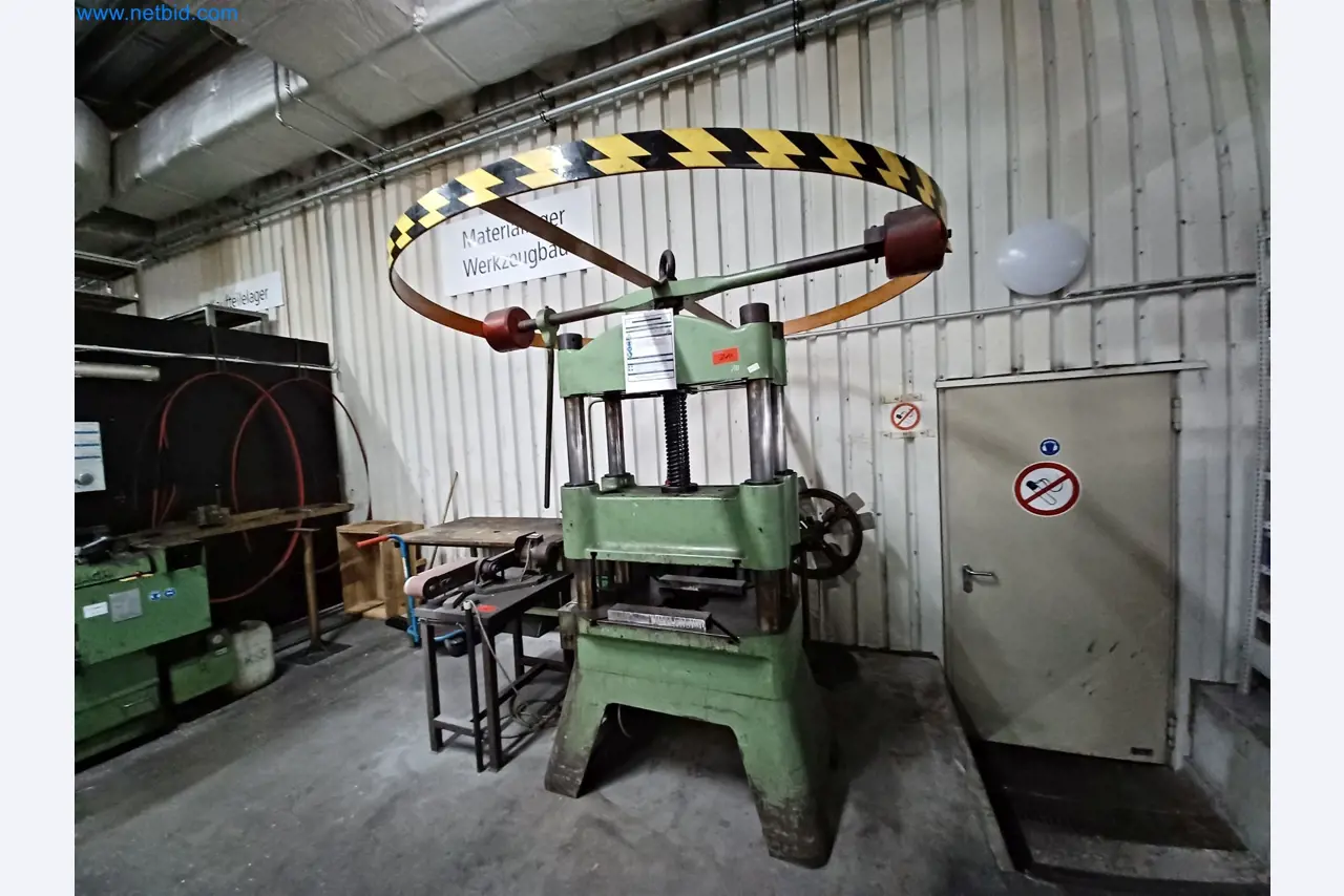 Máquinas para a produção de peças estampadas para a indústria automóvel, entre outras-1