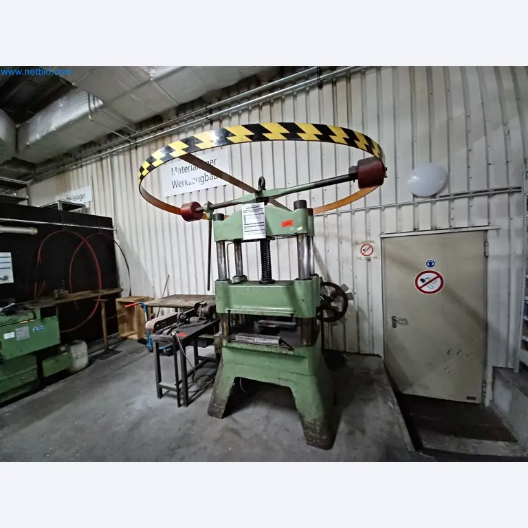 Máquinas para a produção de peças estampadas para a indústria automóvel, entre outras-1