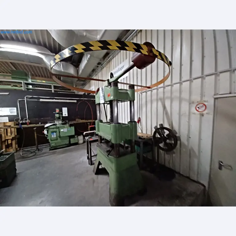 Máquinas para a produção de peças estampadas para a indústria automóvel, entre outras-2