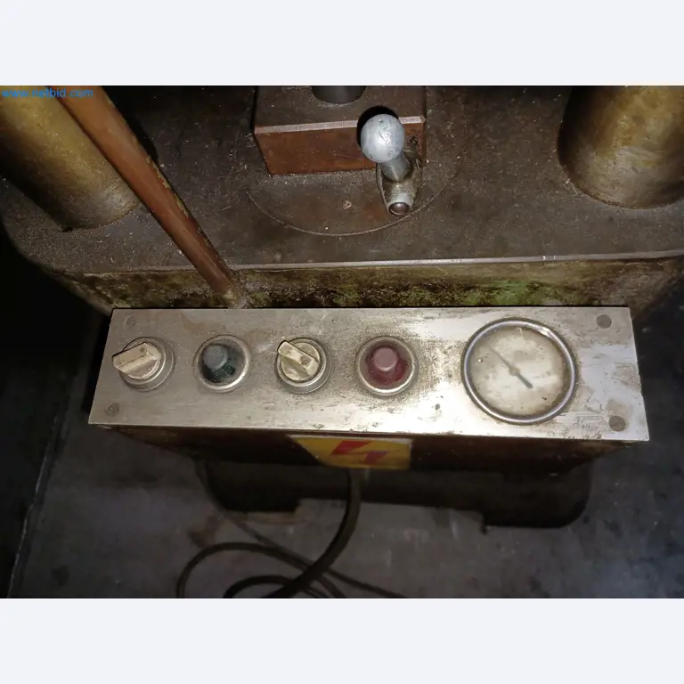 Máquinas para a produção de peças estampadas para a indústria automóvel, entre outras-3