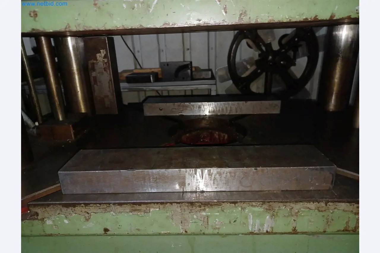 Máquinas para a produção de peças estampadas para a indústria automóvel, entre outras-4