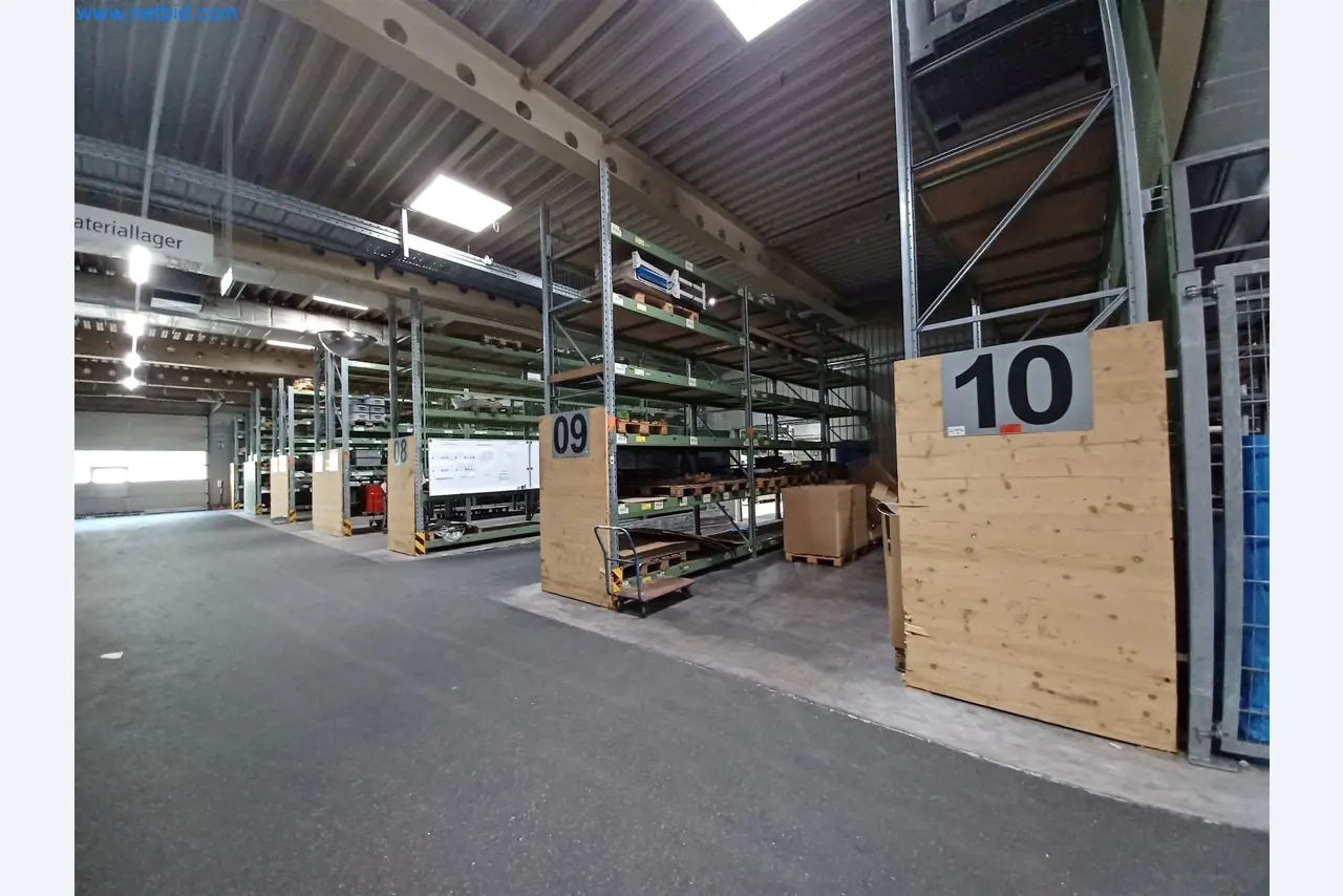 Stroje na výrobu lisovaných dílů mimo jiné pro automobilový průmysl.-1