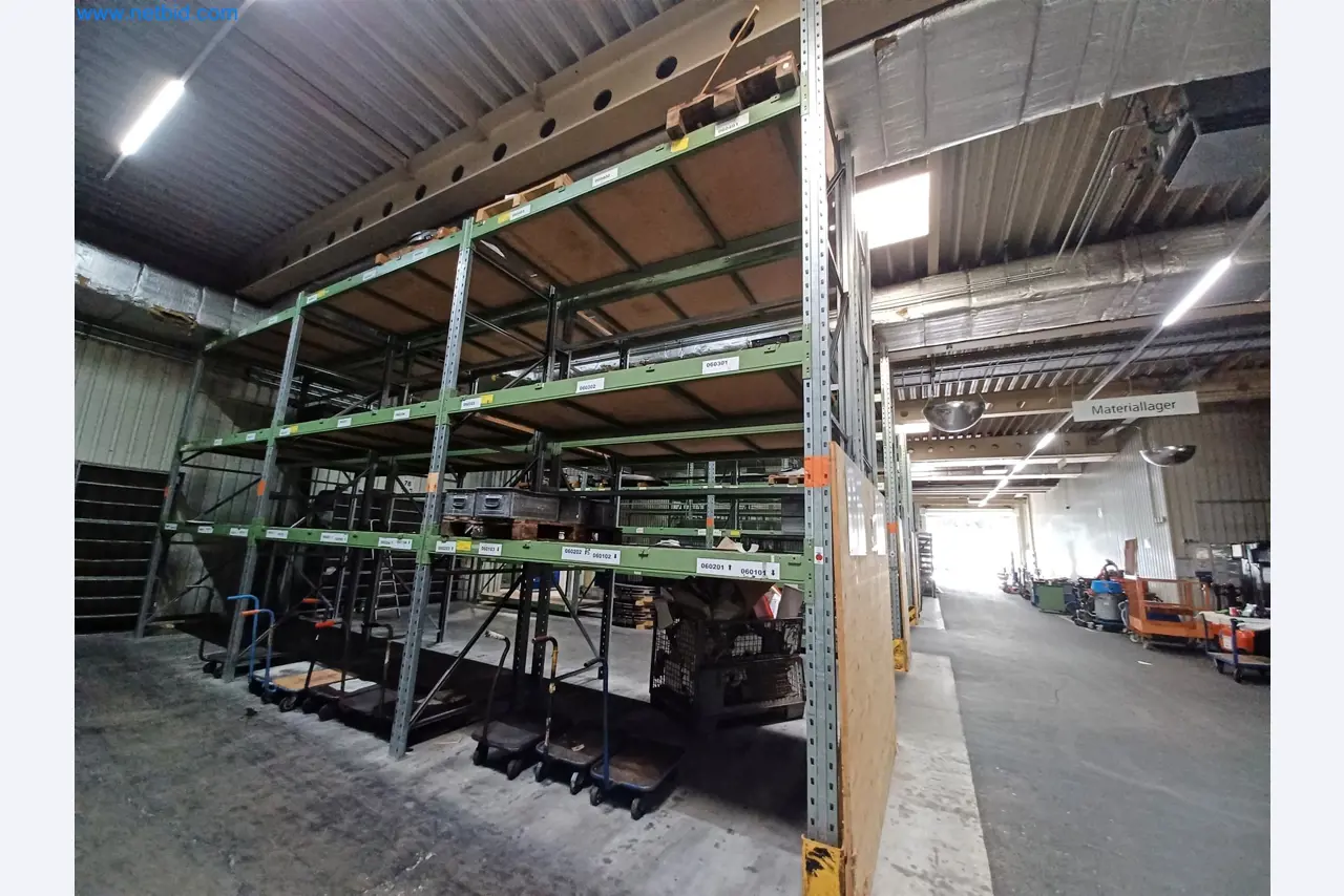 Stroje na výrobu lisovaných dílů mimo jiné pro automobilový průmysl.-6