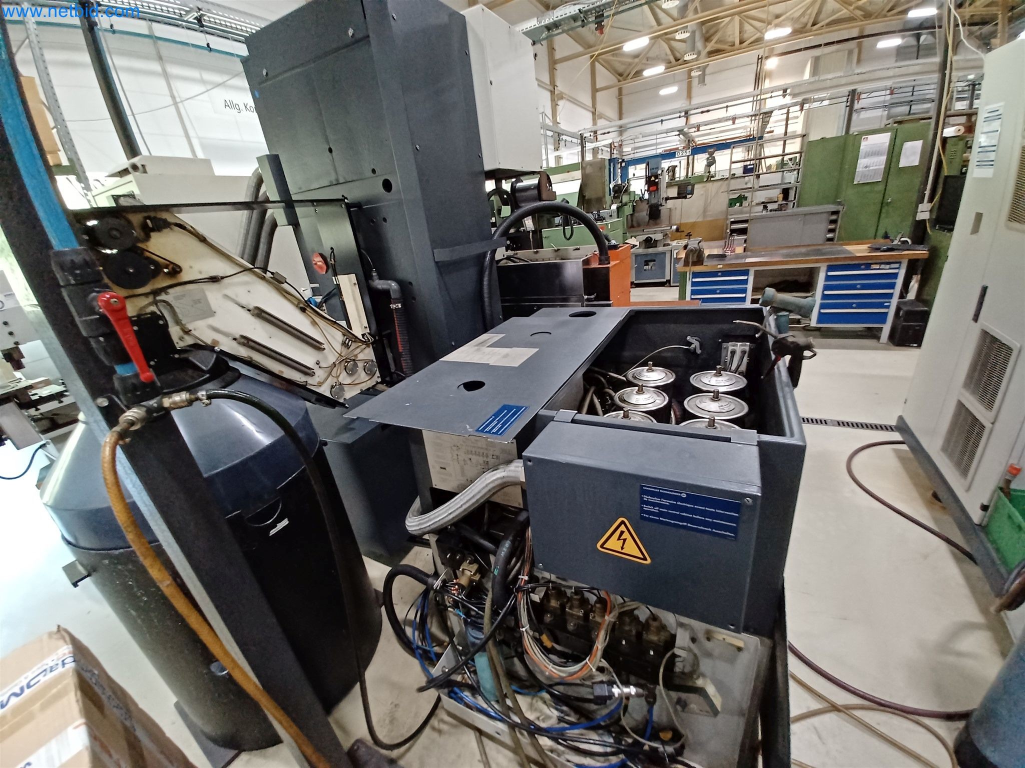 Maszyny do produkcji części tłoczonych dla przemysłu motoryzacyjnego, między innymi-10