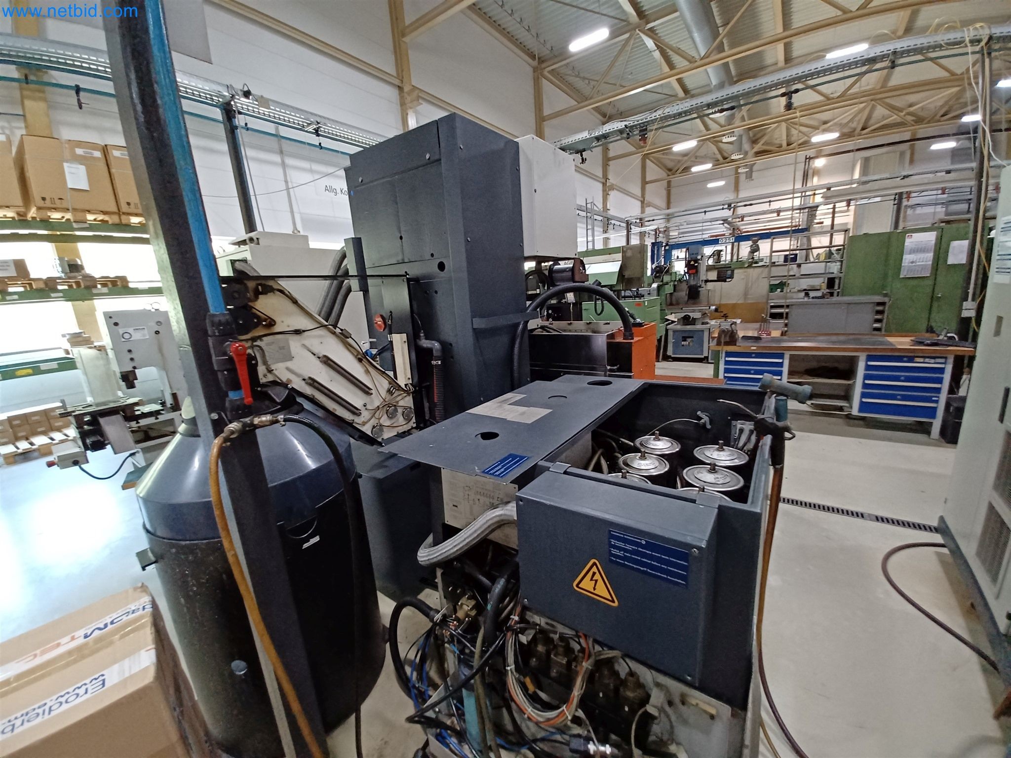 Maszyny do produkcji części tłoczonych dla przemysłu motoryzacyjnego, między innymi-11