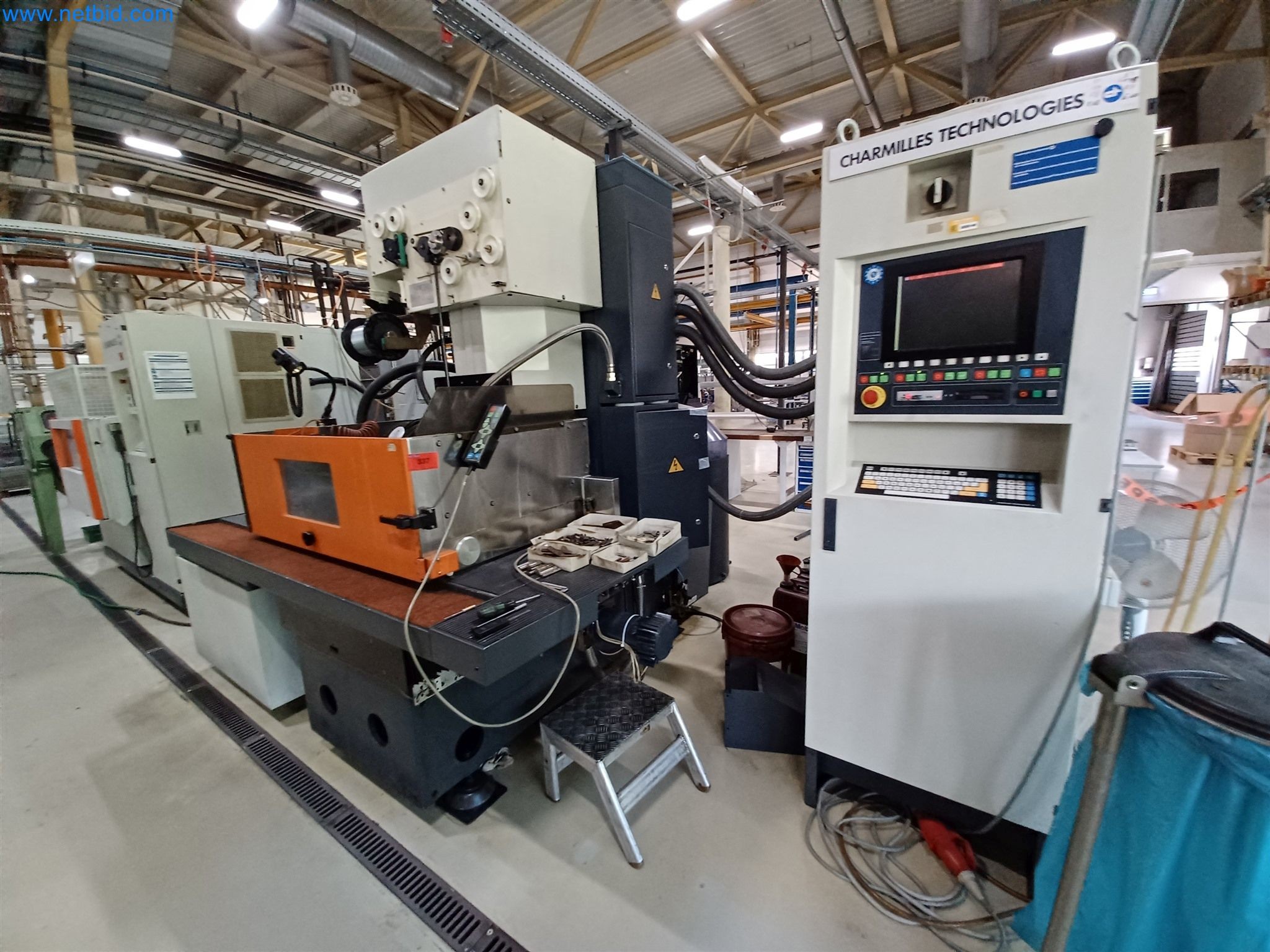 Maszyny do produkcji części tłoczonych dla przemysłu motoryzacyjnego, między innymi-1