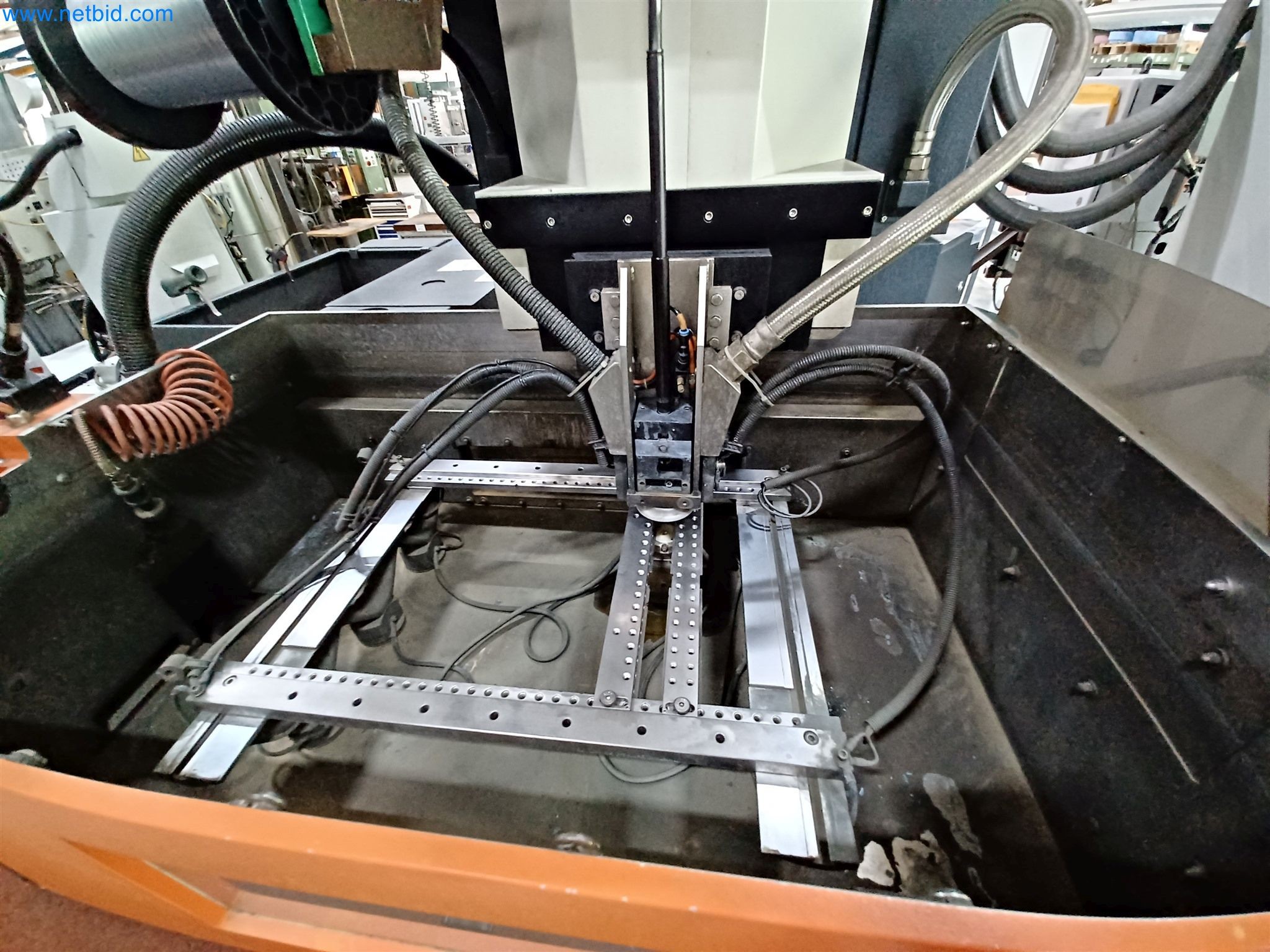 Maszyny do produkcji części tłoczonych dla przemysłu motoryzacyjnego, między innymi-6