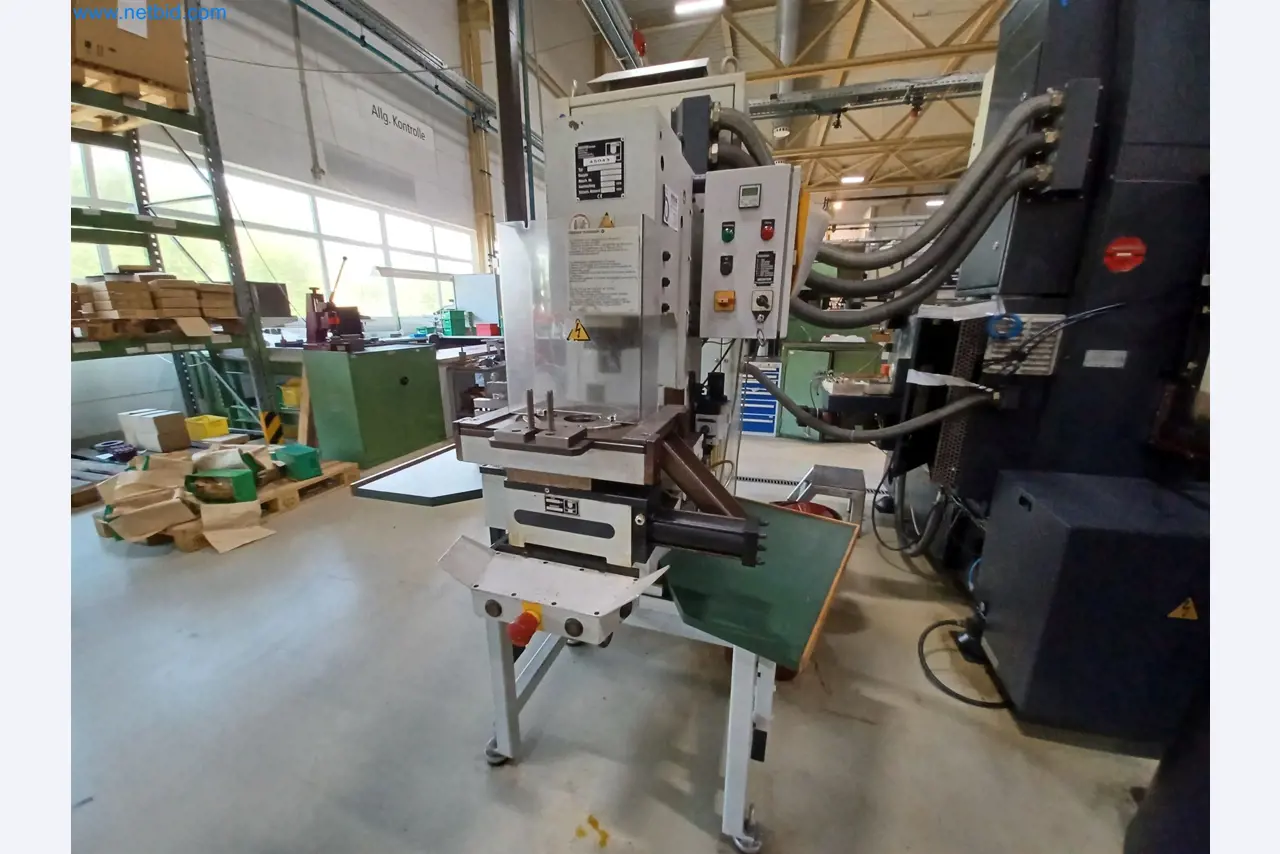 Stroje na výrobu lisovaných dílů mimo jiné pro automobilový průmysl.-1