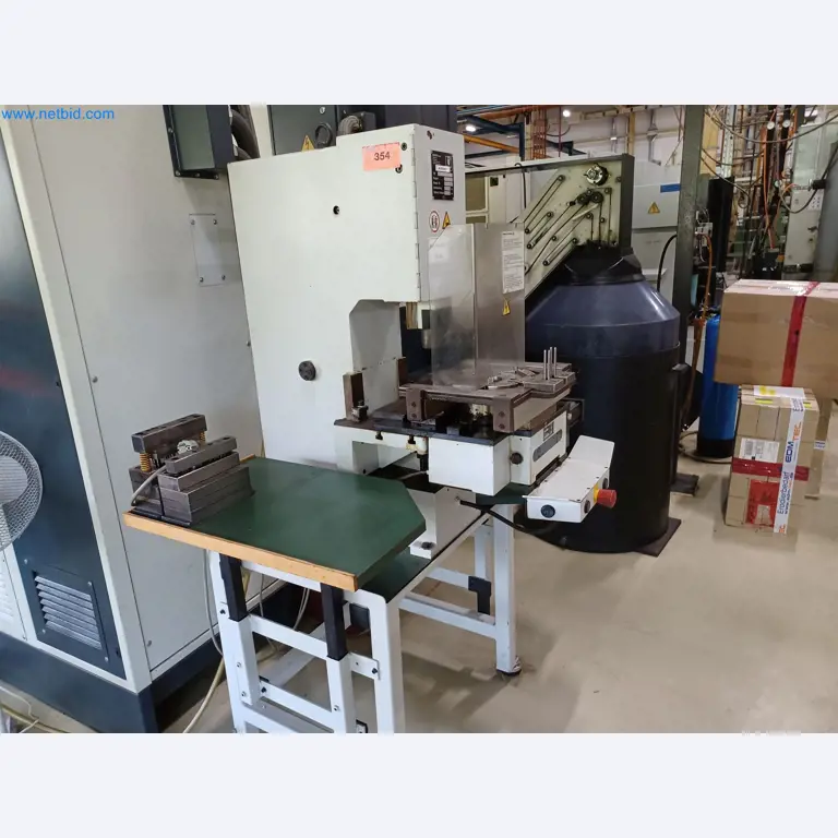 Stroje na výrobu lisovaných dílů mimo jiné pro automobilový průmysl.-2