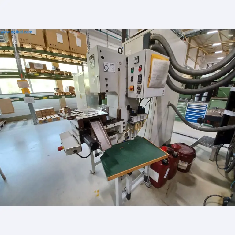 Stroje na výrobu lisovaných dílů mimo jiné pro automobilový průmysl.-3