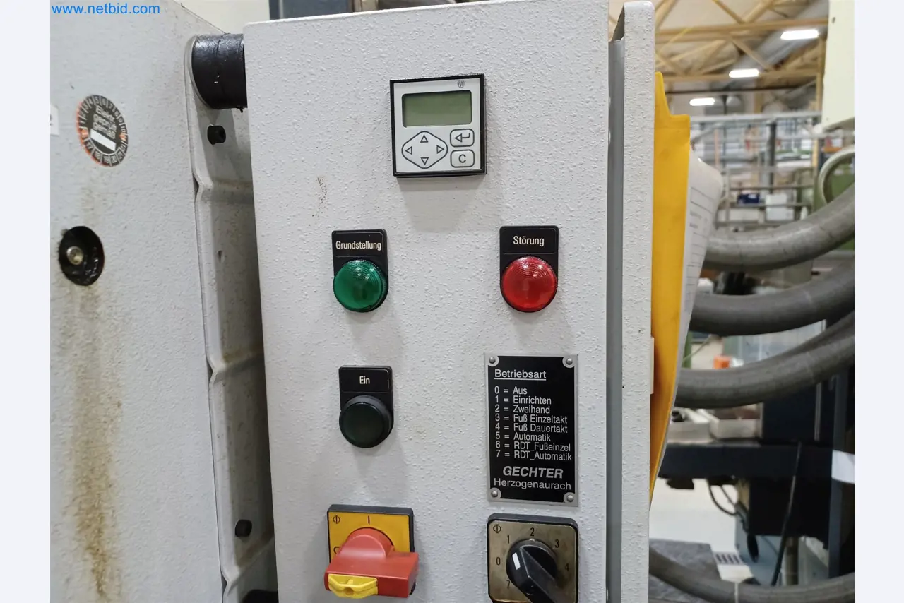 Stroje na výrobu lisovaných dílů mimo jiné pro automobilový průmysl.-4