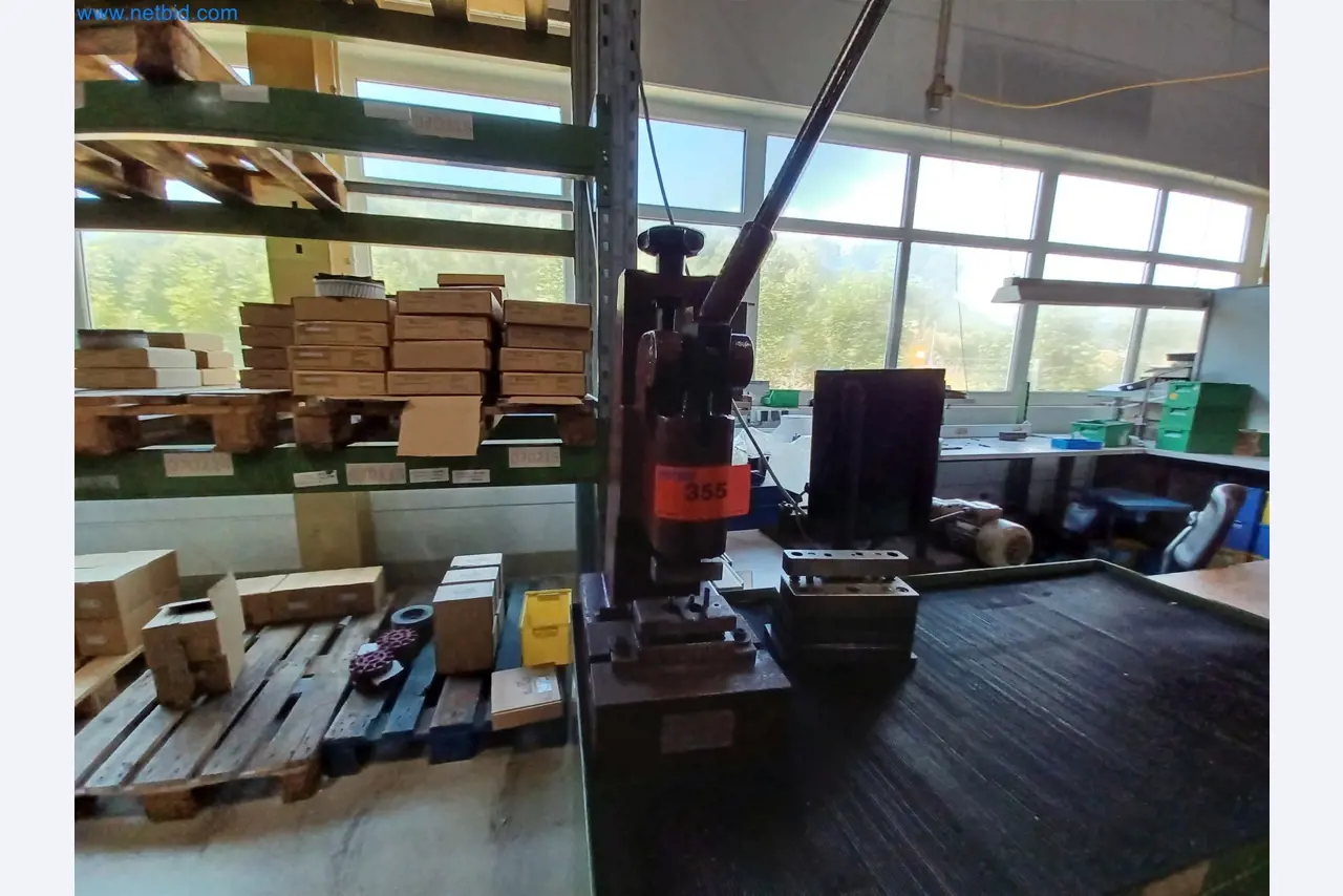 Stroji za proizvodnjo štancanih delov za avtomobilsko industrijo, med drugim-1