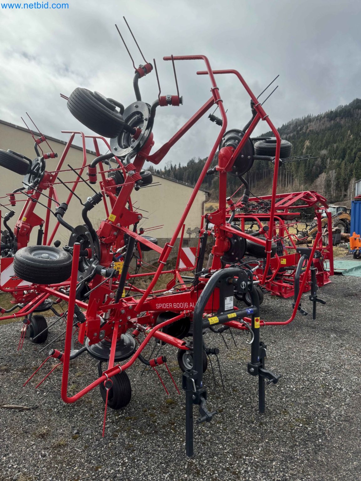 Kmetijski pripomočki in prikolice kot novi-1