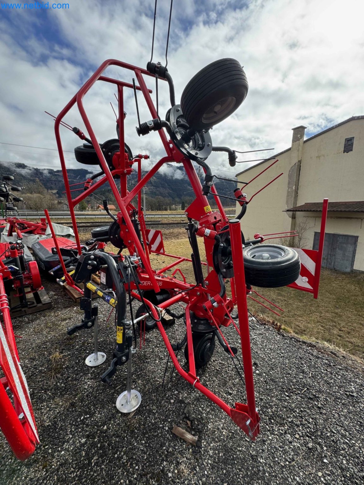 Kmetijski pripomočki in prikolice kot novi-1