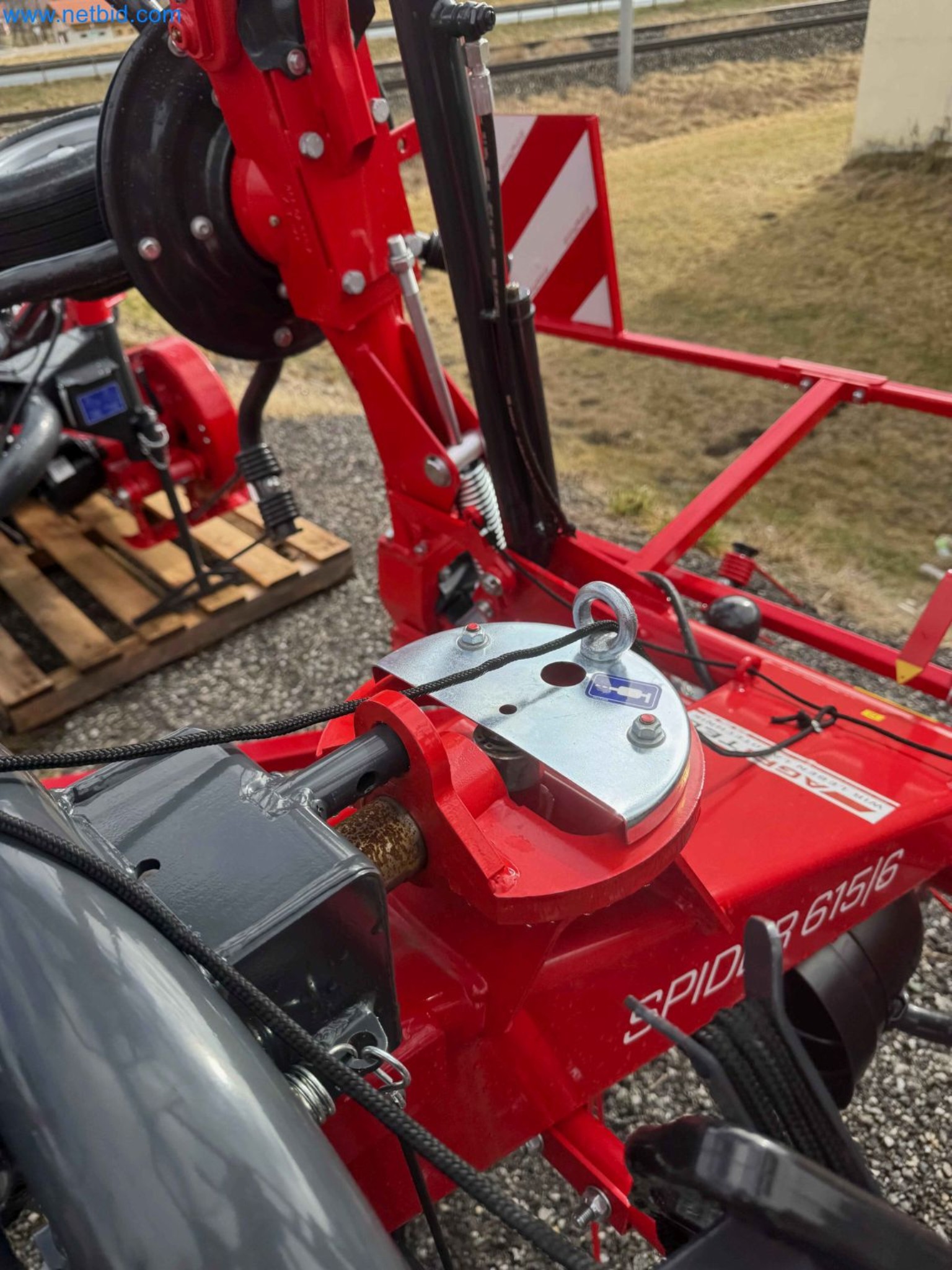 Kmetijski pripomočki in prikolice kot novi-9