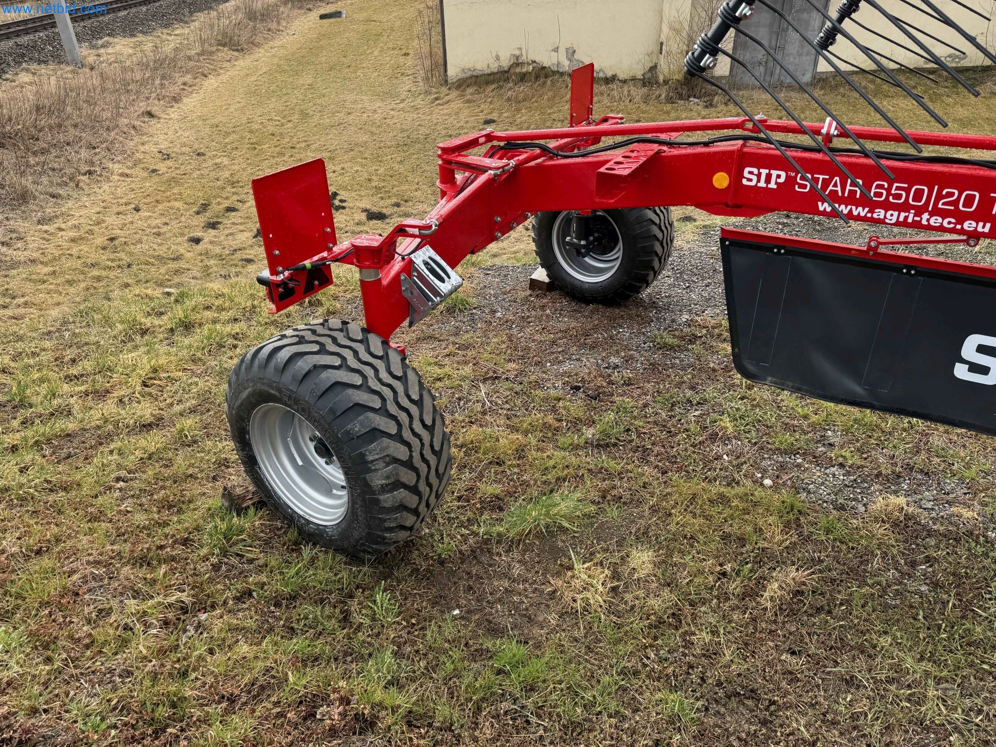 Kmetijski pripomočki in prikolice kot novi-12