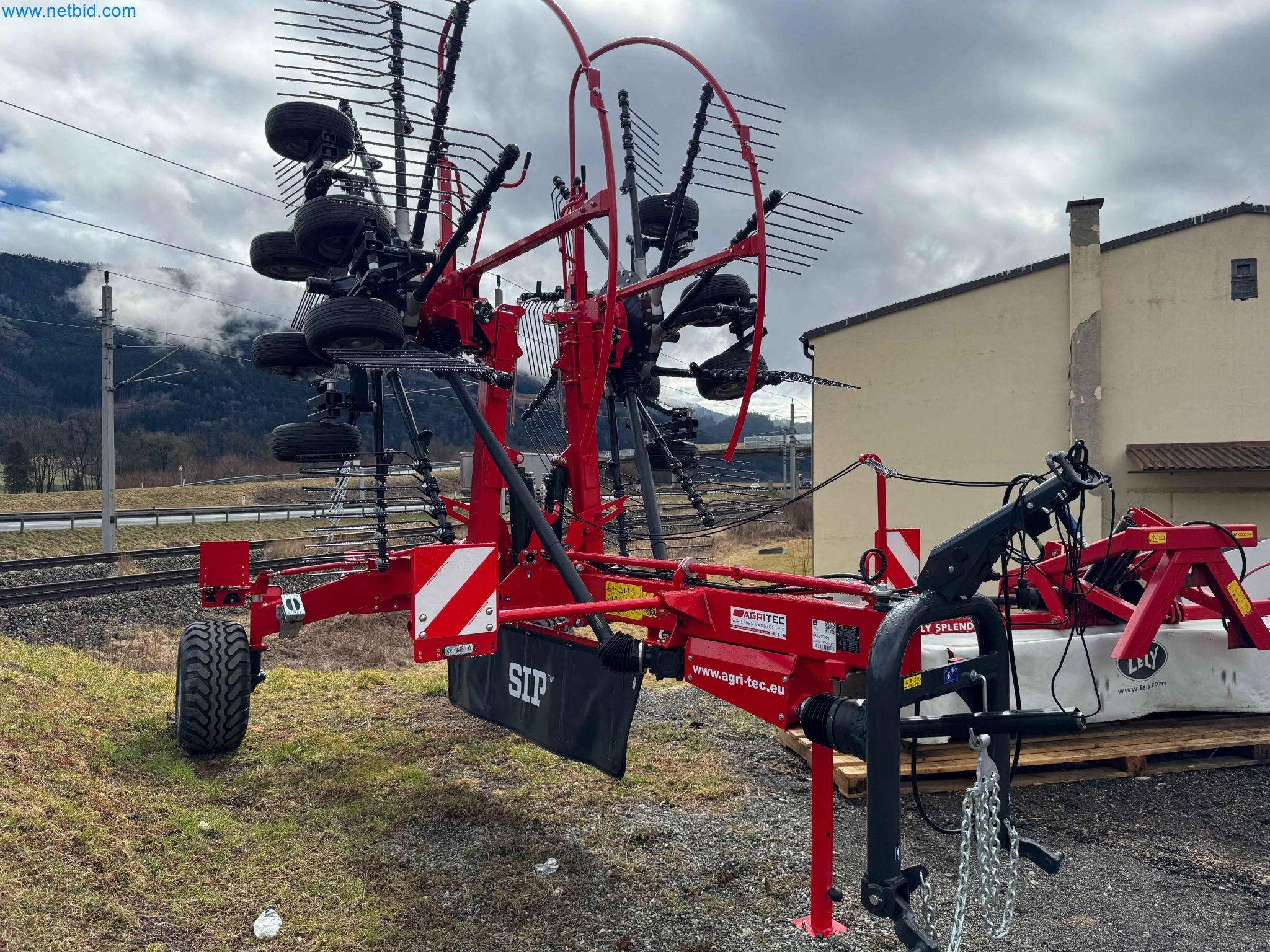 Kmetijski pripomočki in prikolice kot novi-1