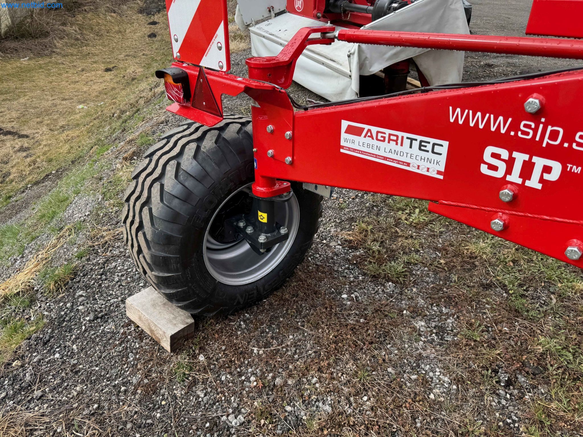 Kmetijski pripomočki in prikolice kot novi-33