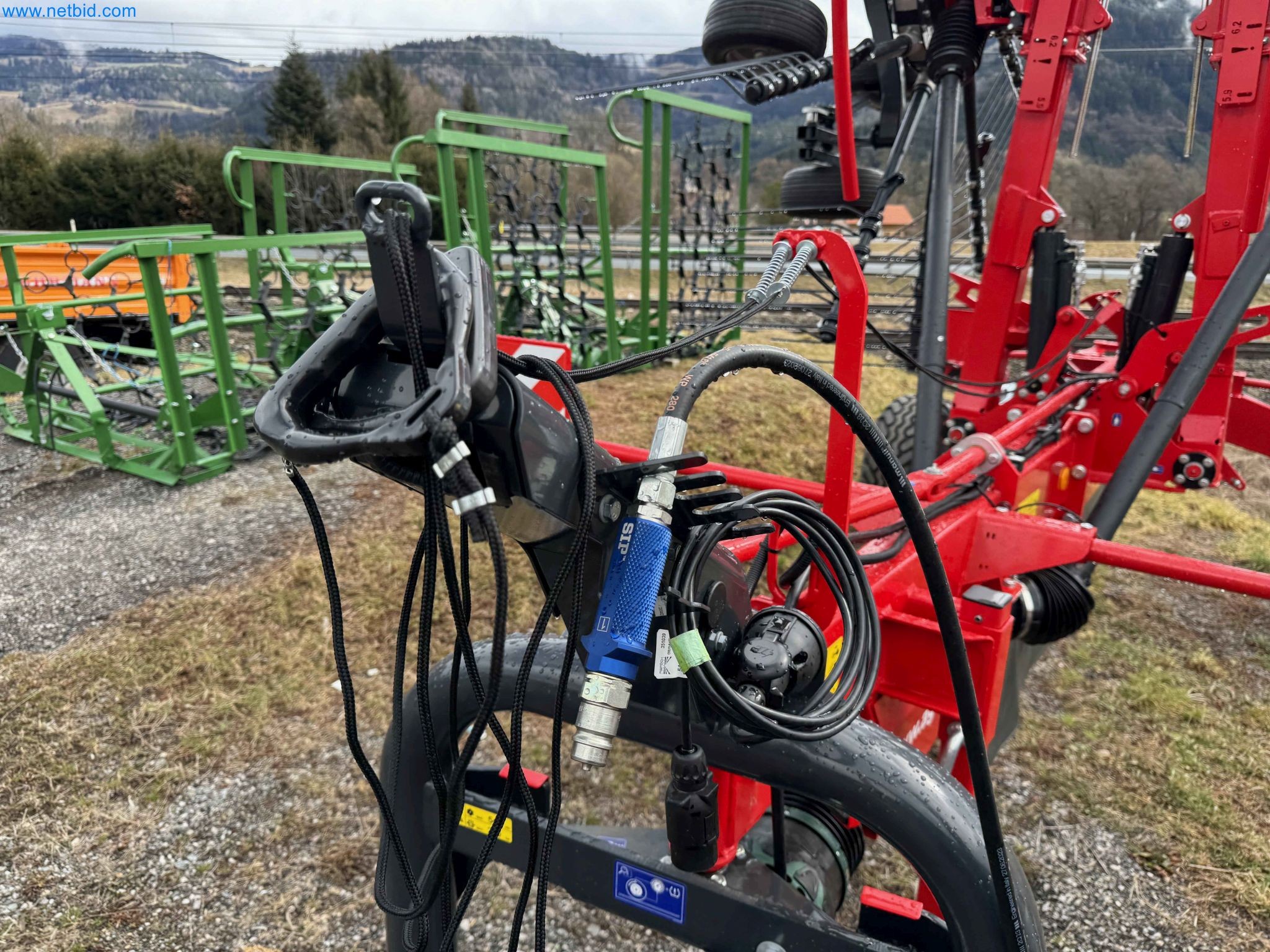 Kmetijski pripomočki in prikolice kot novi-9